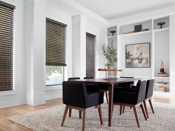 A dining room with a plush rug.